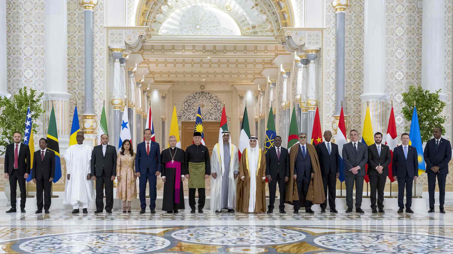 BAE Başkanı yabancı büyükelçileri karşılarken yeni diplomasi dönemi