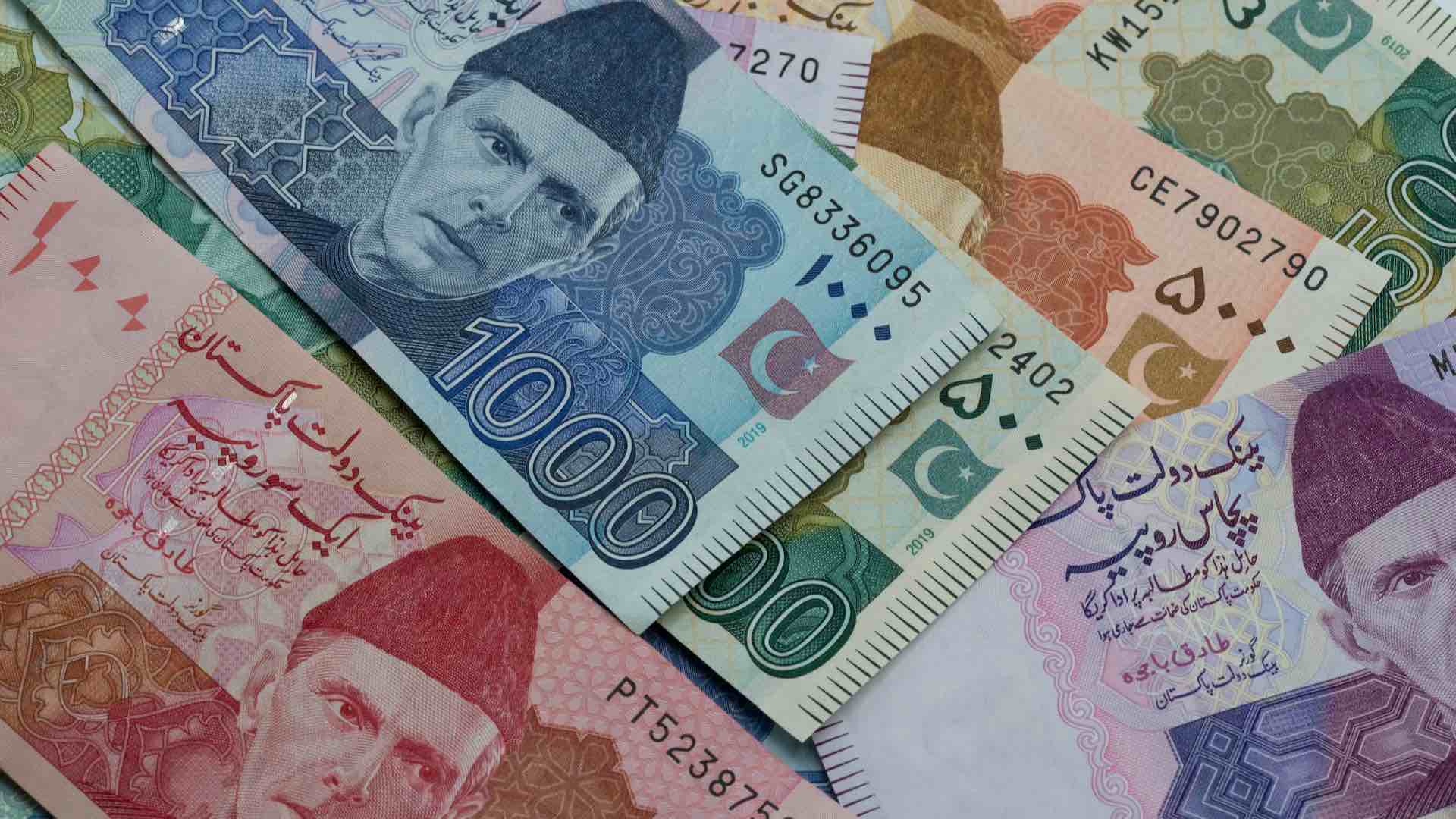 Siyasi çalkantıların ortasında Pakistan'ın para birimi tarihi düşük seviyelerle karşı karşıya