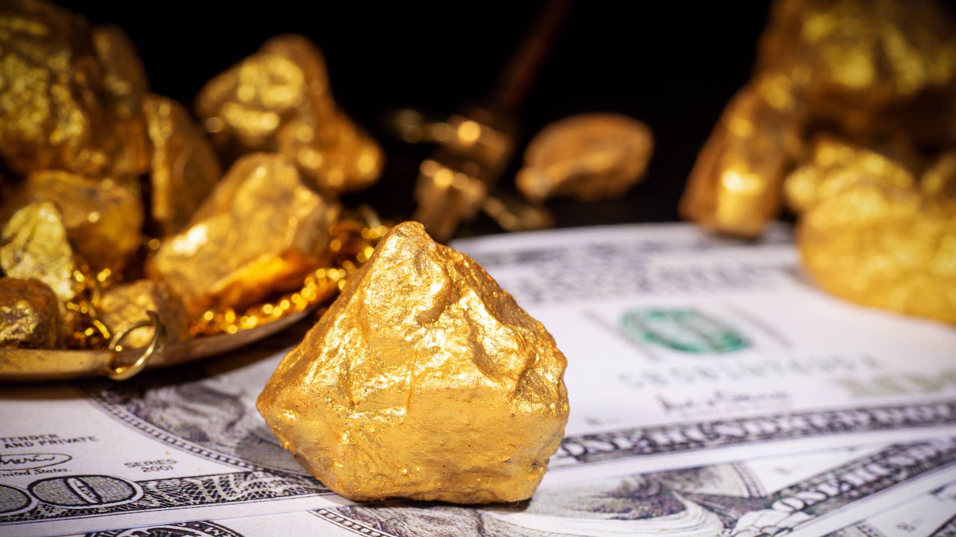 L'or approche les 2 000 $ alors que la pause dans la hausse des taux de la Fed renforce son attrait
